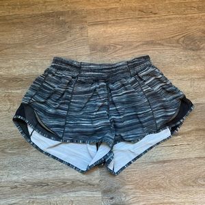 Lululemon Hottie Hot shorts 2.5”